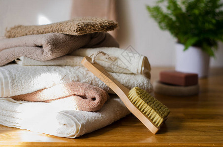 内部堆放不同棕色和白色调的毛巾浴洗涤配件水平图像图片
