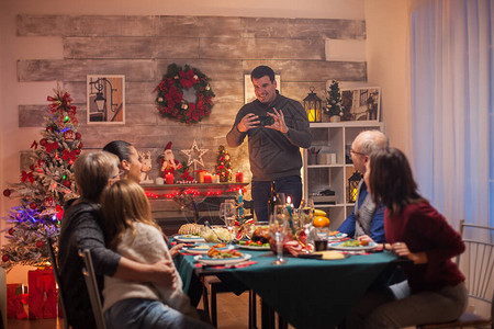 利用智能手机拍摄家人在圣诞节庆典的照片高清图片