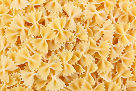 各种类型和形状的意大利面食干意大利面farfalle堆在白色背景隔绝图片