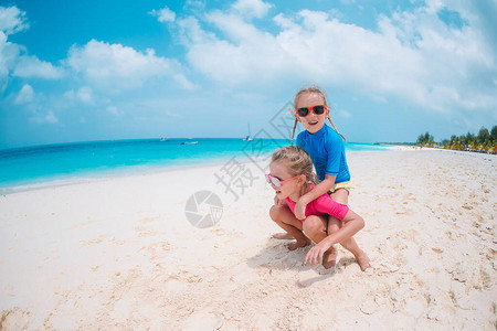 热带沙滩上可爱的小姑娘图片