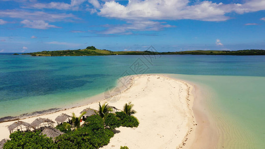 有棕榈树和白色沙滩的热带岛屿菲律宾卡拉莫安群岛美丽的岛屿图片