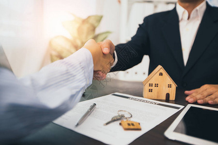 买卖或房地产概念的成功谈判和握手图片