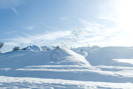 乌兹别克斯坦天山丘的冬季积雪晴朗图片