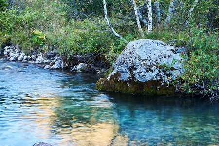 在小山河上的小溪水池上面有美丽的岩石图片
