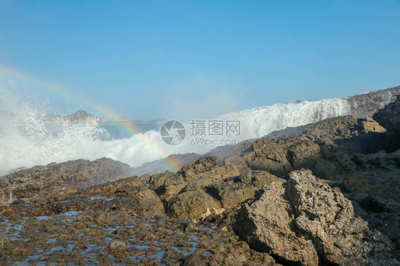 在印度尼西亚隆博克市坦静安海滩的一块岩石上图片