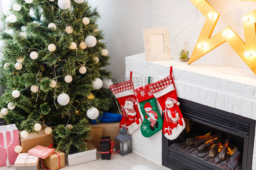 壁炉背景上的圣诞袜图片