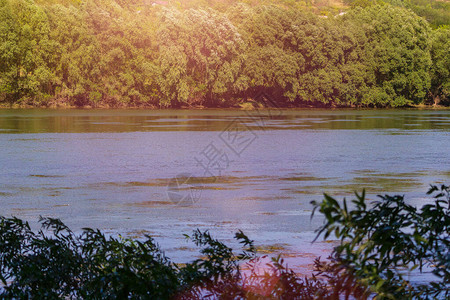 在日落的光线下看到河流定位背景图片