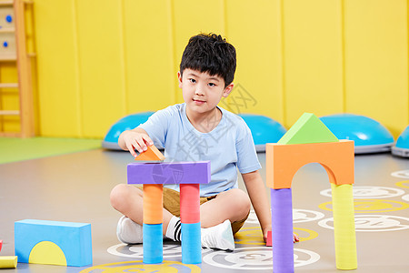 室内拼积木的小男孩图片