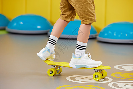 玩滑板的可爱男孩特写图片