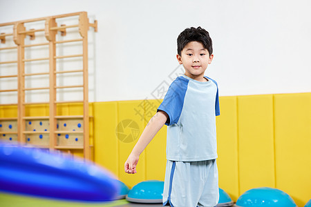 扔飞盘的小男孩图片