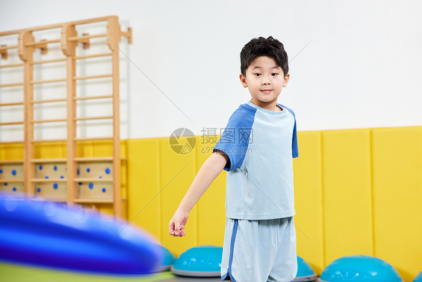 扔飞盘的小男孩图片