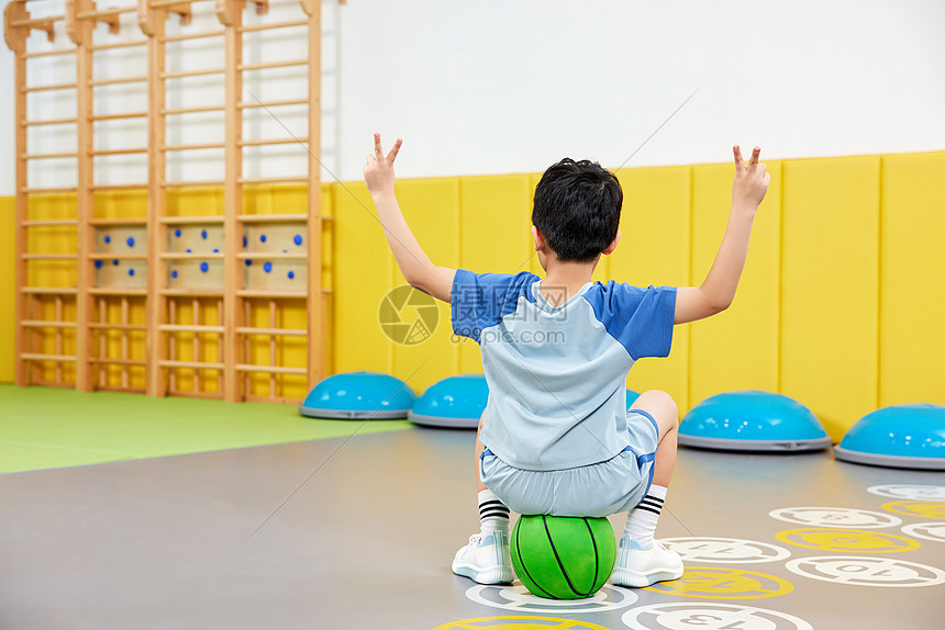 室内玩球的小男孩背影图片