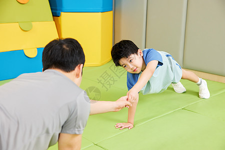 青少年训练教练指导小男孩做俯卧撑背景