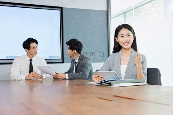 会议室讨论工作的女白领形象图片