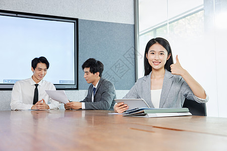 会议室讨论工作点赞的年轻女白领图片