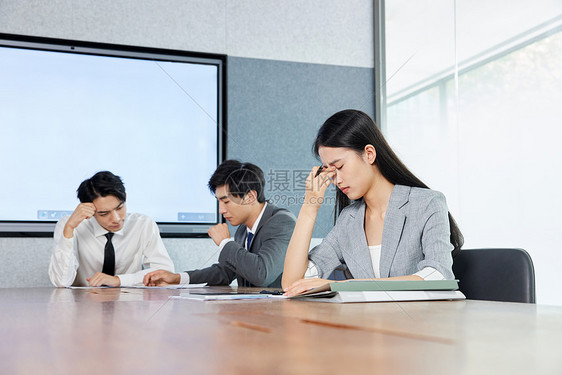 商务女性感到职场烦恼焦虑图片