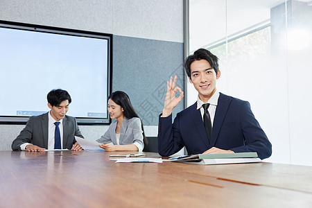 会议室里的商务男性图片