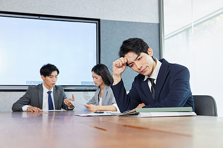 商务男性感到职场焦虑图片