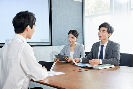 年轻职场白领会议室开会沟通背景图片