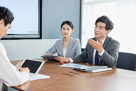 年轻职场白领会议室开会沟通背景图片