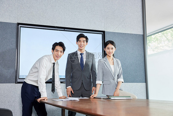 会议室里的年轻商务团队形象图片