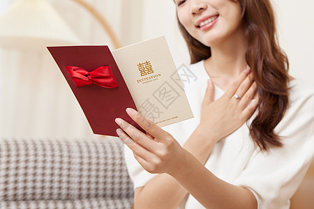 照片  |女性手拿请帖微笑照片  |照片  |手拿请柬开心的女青年