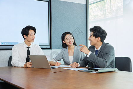 青年职场白领会议室开会图片