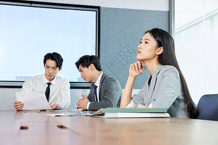 商务女性感到职场烦恼图片