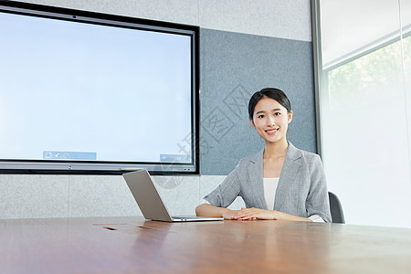 商业会议青年女性白领做商务报告背景