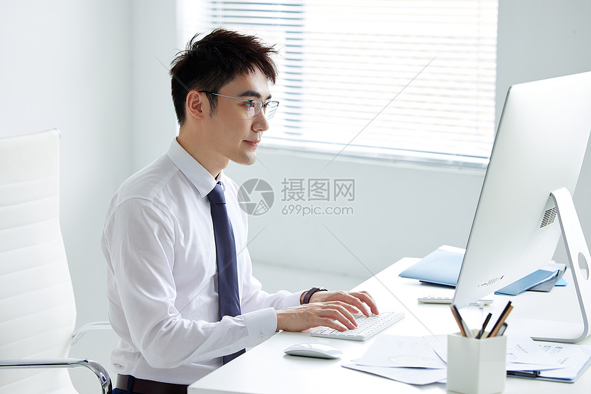 商务男士职场办公高清图片下载-正版图片506948095-摄图网