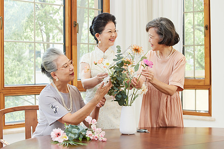 优雅的老年女性聚会一起插花背景图片