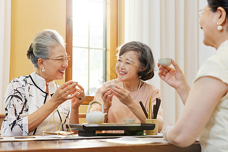 民宿聚会聚会一起品茶的老年人背景