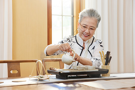 优雅喝茶的老年人图片