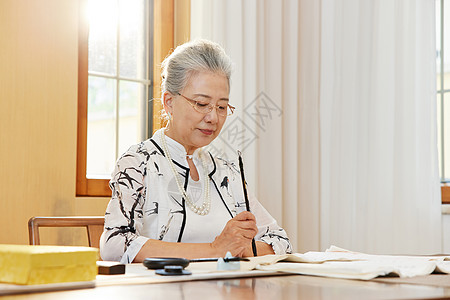 写字的女人写书法的老年人背景