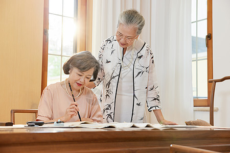 老年女性在一起研究书法图片