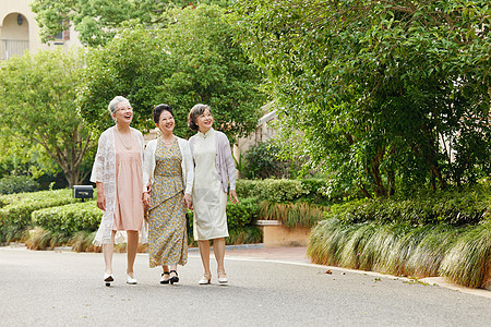 老年女性户外散步图片