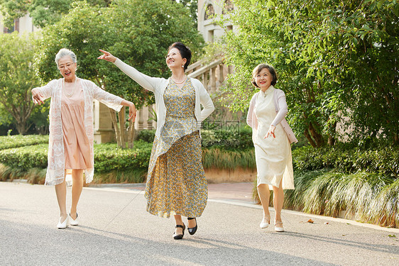 老年女性闺蜜户外舞蹈图片