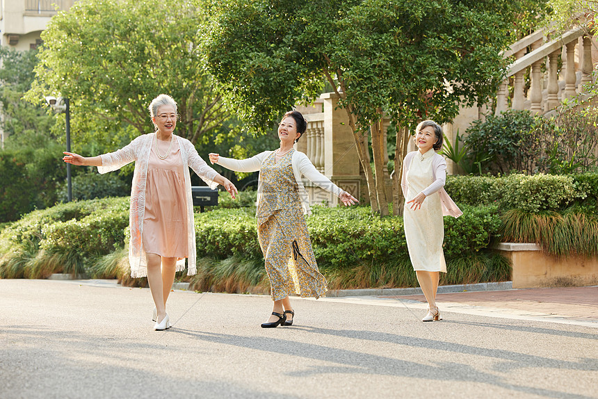老年女性一起在户外聚会舞蹈图片