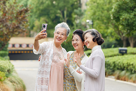 老年女性户外拍照图片