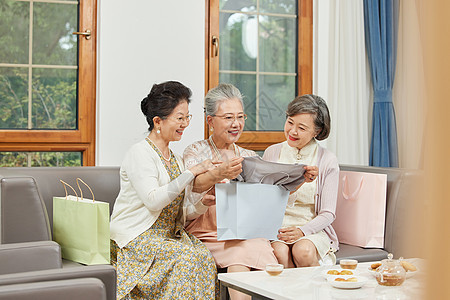 女性老年聚会分享购买的衣服图片