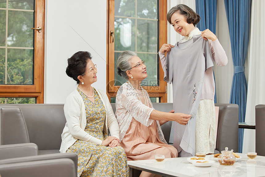 女性老年聚会试穿购买的衣服图片