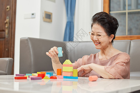 老年女性阿尔兹海默症康复训练背景图片