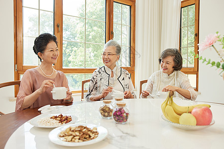 老年人聚会一起品尝美食图片