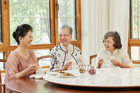 老年闺蜜聚会一起品尝美食图片