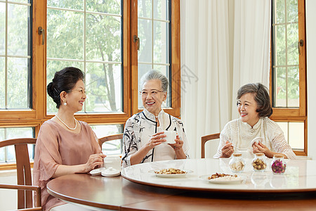 老年闺蜜聚会一起品尝美食图片