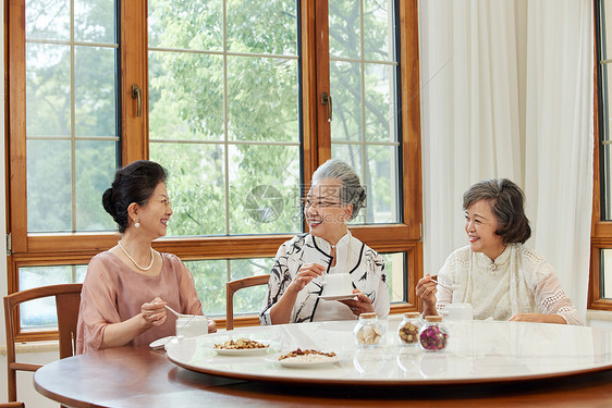 老年女性聚会一起品尝美食图片