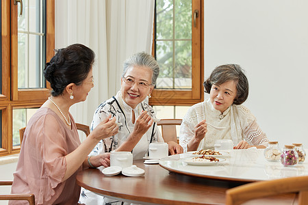 聚会一起品尝美食的老年人图片