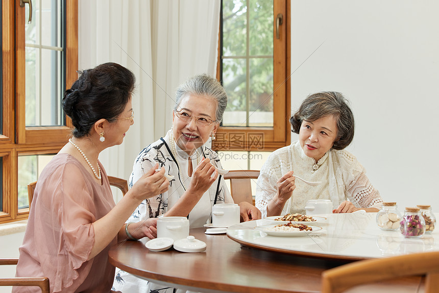 聚会一起品尝美食的老年人图片