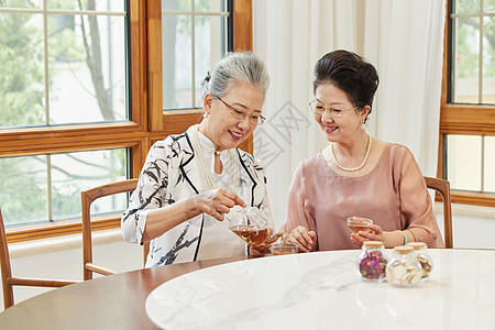 聚会开心聊天的老年闺蜜图片