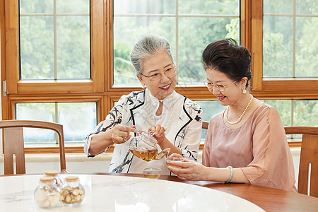 老年女性聚会喝下午茶图片